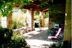 Blick auf die Terrasse mit Ausstattung